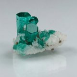 Beryl (variety emerald), Pyrite, Albite (variety cleavelandite)
17mm x 12mm x 12mm, main xl=9mm
(Autor: Fiebre Verde)