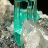 Beryl (variety emerald), Albite (variety cleavelandite), Dolomite, Pyrite
32mm across, main xl=9mm
(Autor: Fiebre Verde)
