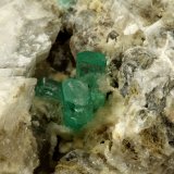 Beryl (variety emerald), Calcite, Aragonite
75x55x65mm, main xl~1cm
(Autor: Fiebre Verde)