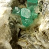 Beryl (variety emerald), Calcite, Aragonite
75x55x65mm, main xl~1cm
(Autor: Fiebre Verde)