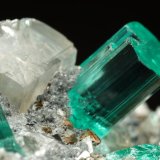 Beryl (variety emerald), Albite (variety cleavelandite), Dolomite, Pyrite
32mm across, main xl=9mm
(Autor: Fiebre Verde)