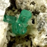 Beryl (variety emerald), Calcite, Aragonite
75x55x65mm, main xl~1cm
(Autor: Fiebre Verde)