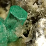 Beryl (variety emerald), Calcite, Aragonite
75x55x65mm, main xl~1cm
(Autor: Fiebre Verde)