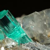 Beryl (variety emerald), Albite (variety cleavelandite), Dolomite, Pyrite
32mm across, main xl=9mm
(Autor: Fiebre Verde)