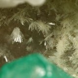 Beryl (variety emerald), Calcite, Aragonite
75x55x65mm, main xl~1cm
(Autor: Fiebre Verde)