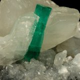 Beryl (variety emerald), Calcite
90x60x65mm, xl=16mm
(Autor: Fiebre Verde)