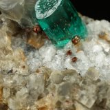 Beryl (variety emerald), Albite (variety cleavelandite), Calcite, Pyrite
51x18x21mm, xl=5mm
(Autor: Fiebre Verde)