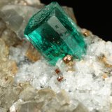 Beryl (variety emerald), Albite (variety cleavelandite), Calcite, Pyrite
51x18x21mm, xl=5mm
(Autor: Fiebre Verde)