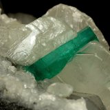Beryl (variety emerald), Calcite
90x60x65mm, xl=16mm
(Autor: Fiebre Verde)
