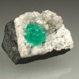 Beryl (variety emerald), Calcite, Dolomite
28x36x19mm, aggregate=6x9mm
(Autor: Fiebre Verde)