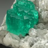Beryl (variety emerald), Calcite, Dolomite
28x36x19mm, aggregate=6x9mm
(Autor: Fiebre Verde)