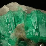Beryl (variety emerald), Calcite
60x47x49mm, central xl=16mm
(Autor: Fiebre Verde)