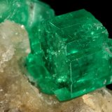 Beryl (variety emerald), Calcite
60x47x49mm, central xl=16mm
(Autor: Fiebre Verde)
