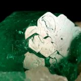 Beryl (variety emerald), Calcite
60x47x49mm, central xl=16mm
(Autor: Fiebre Verde)