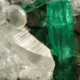 Beryl (variety emerald), Calcite
110x85x85mm, xl=30mm
(Autor: Fiebre Verde)