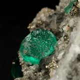 Beryl (variety emerald), Calcite, Pyrite, Albite (variety cleavelandite)
70x46x34mm, main xl=18mm
(Autor: Fiebre Verde)