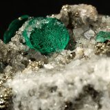 Beryl (variety emerald), Calcite, Pyrite, Albite (variety cleavelandite)
70x46x34mm, main xl=18mm
(Autor: Fiebre Verde)