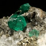 Beryl (variety emerald), Calcite, Pyrite, Albite (variety cleavelandite)
70x46x34mm, main xl=18mm
(Autor: Fiebre Verde)