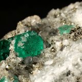 Beryl (variety emerald), Calcite, Pyrite, Albite (variety cleavelandite)
70x46x34mm, main xl=18mm
(Autor: Fiebre Verde)