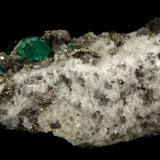 Beryl (variety emerald), Calcite, Pyrite, Albite (variety cleavelandite)
70x46x34mm, main xl=18mm
(Autor: Fiebre Verde)
