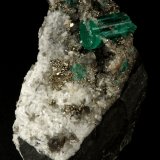 Beryl (variety emerald), Calcite, Pyrite, Albite (variety cleavelandite)
70x46x34mm, main xl=18mm
(Autor: Fiebre Verde)