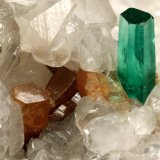 Beryl (variety emerald), Calcite, Parisite
8x8x8cm, H35mm, xl=8mm
(Autor: Fiebre Verde)
