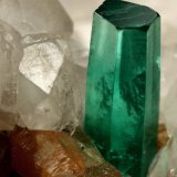 Beryl (variety emerald), Calcite, Parisite
8x8x8cm, H35mm, xl=8mm
(Autor: Fiebre Verde)