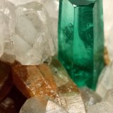 Beryl (variety emerald), Calcite, Parisite
8x8x8cm, H35mm, xl=8mm
(Autor: Fiebre Verde)