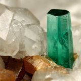 Beryl (variety emerald), Calcite, Parisite
8x8x8cm, H35mm, xl=8mm
(Autor: Fiebre Verde)