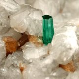Beryl (variety emerald), Calcite, Parisite
8x8x8cm, H35mm, xl=8mm
(Autor: Fiebre Verde)