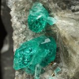 Beryl (variety emerald), Calcite, Pyrite, Muscovite
126x68x42, xls up to 10mm
(Autor: Fiebre Verde)