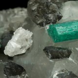 Beryl (variety emerald), Calcite, Dolomite
61x50x38mm, xls=22 &amp; 17mm
(Autor: Fiebre Verde)