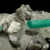 Beryl (variety emerald), Calcite, Dolomite
61x50x38mm, xls=22 &amp; 17mm
(Autor: Fiebre Verde)