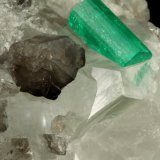 Beryl (variety emerald), Calcite
54x34x50mm, both xls=13mm
(Autor: Fiebre Verde)