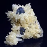 Fluorite, Calcite
5.3 x 4.8 x 5.2 cm
(Autor: Don Lum)