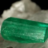 Beryl (variety emerald), Calcite
54x34x50mm, both xls=13mm
(Autor: Fiebre Verde)
