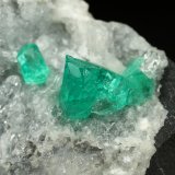 Beryl (variety emerald), Calcite, Quartz
43x68x27mm, largest xl=8mm
(Autor: Fiebre Verde)