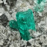 Beryl (variety emerald), Albite (variety cleavelandite), Dolomite, Pyrite
94x73x49mm, main xls=15 &amp; 13mm
(Autor: Fiebre Verde)