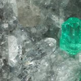 Beryl (variety emerald), Calcite, Quartz
43x68x27mm, largest xl=8mm
(Autor: Fiebre Verde)