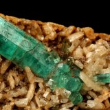 Beryl (variety emerald), Albite (variety cleavelandite)
64x39x53mm, main xl=23mm
(Autor: Fiebre Verde)