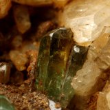 Beryl (variety emerald), Albite (variety cleavelandite)
64x39x53mm, main xl=23mm
(Autor: Fiebre Verde)