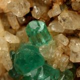 Beryl (variety emerald), Albite (variety cleavelandite)
64x39x53mm, main xl=23mm
(Autor: Fiebre Verde)
