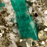 Beryl (variety emerald), Albite (variety cleavelandite), Pyrite
58x65x50mm, xl=30mm
(Autor: Fiebre Verde)