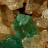 Beryl (variety emerald), Albite (variety cleavelandite)
64x39x53mm, main xl=23mm
(Autor: Fiebre Verde)