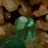 Beryl (variety emerald), Albite (variety cleavelandite)
64x39x53mm, main xl=23mm
(Autor: Fiebre Verde)
