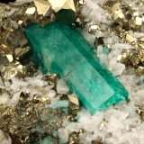 Beryl (variety emerald), Albite (variety cleavelandite), Pyrite
58x65x50mm, xl=30mm
(Autor: Fiebre Verde)