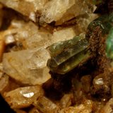 Beryl (variety emerald), Albite (variety cleavelandite)
64x39x53mm, main xl=23mm
(Autor: Fiebre Verde)
