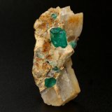 Beryl (variety emerald), Calcite
41mm x 21mm x 19mm, group=7mm
(Autor: Fiebre Verde)