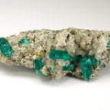 Beryl (variety emerald), Dolomite, Pyrite
21x58x31mm, largest xl=13mm
(Autor: Fiebre Verde)