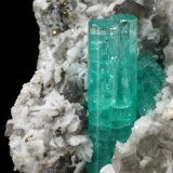 Beryl (variety emerald), Albite (variety cleavelandite), Calcite, Pyrite
55x56x22mm, main aggregate=24mm
(Autor: Fiebre Verde)